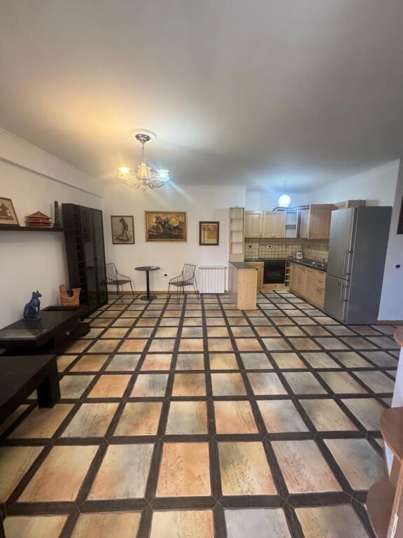 Apartament 2+1+2 me qera tek Komuna e Parisit prane Lulishtes