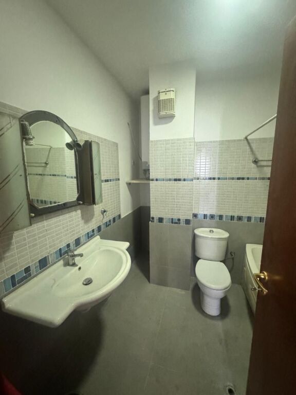 Apartament 2+1+2 me qera tek Komuna e Parisit prane Lulishtes