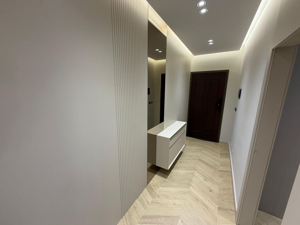 🏡 Jepet me qira apartament super luksoz 1+1 📍 Myslym Shyri, Rruga Him Kolli  🏢 Kati i 4, pallat bashkëkohor me ashensor 🛋️ Mobilim cilësor, luksoz dhe komod, i investuar në detaje 🔌 Pajisje elektro-shtëpiake të markave të fundit ❄️ I pajisur me çdo gjë ✨ Nuk i mungon asgjë – gati për banim  💶 Çmimi: 85,000 lek/muaj  