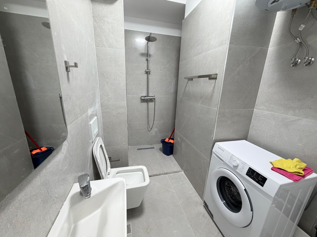 🏡 Super apartment 1+1 for rent 📍 Zogu i Zi, Tirana  🏢 New complex, 7th floor, with 2 elevators 🛋️ Everything new and invested with quality 🆕 Never inhabited before 🌳 Open view from the park  ✨ Modern, comfortable apartment ready for living  💶 Price: 70,000 lek/month