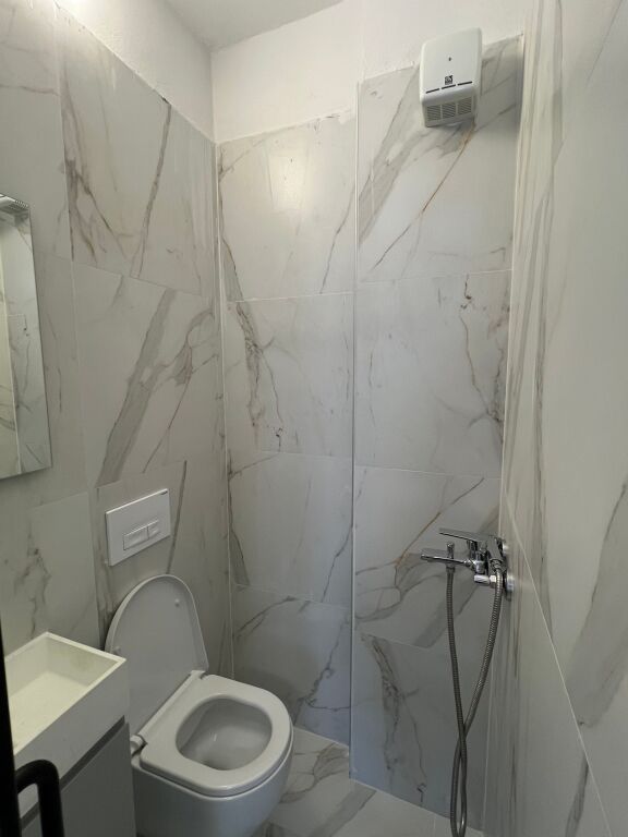 Jepet me Qera Apartament+Post Parkimi ne Rrugen 5 Maj.