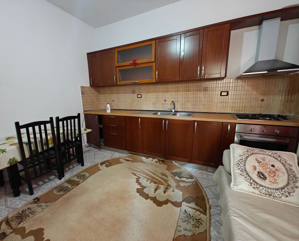 Jepet me qera 1+1 i mobiluar ne Porcelan