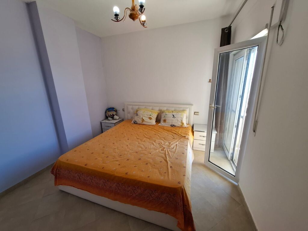 Jepet me Qera Apartament 1+1 Tek Rrota e Kuqe