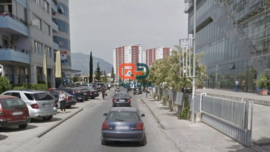 Shitet Ambient Biznesi Ne Rruge Kryesore Prane Rrethrrotullimit te Casa Italias !!