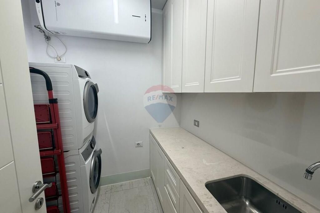 Modern apartment 3+1+2 with 2 parking spaces Paris Commune