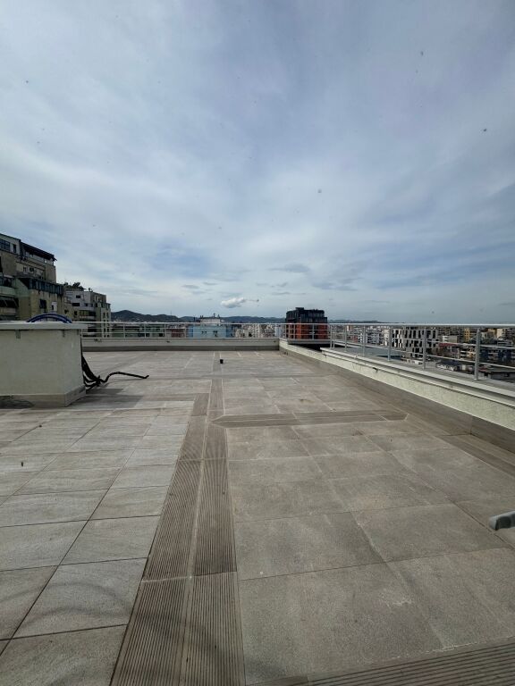 Shitet hapesire e pershtatur per zyre 215 m2 tek Ish Ekspozita