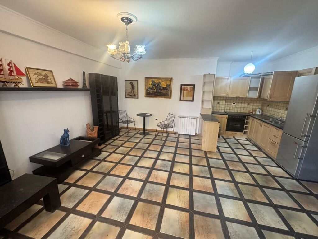 Apartament 2+1+2 me qera tek Komuna e Parisit prane Lulishtes