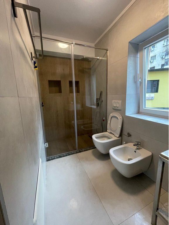 Disponojmë për qera, Ambient Biznesi, në rrugën "Asim Vokshi" përball Institutit "Harry T. Fultz"