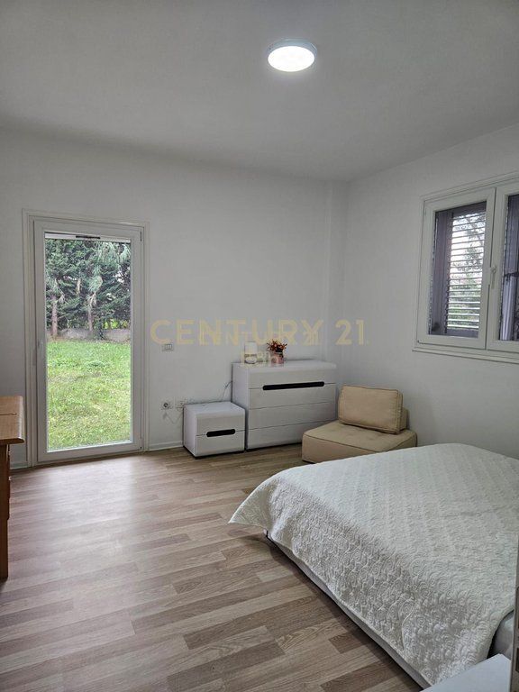 Vilë ( kati i pare ) Me Qira në Golem, Durrës !