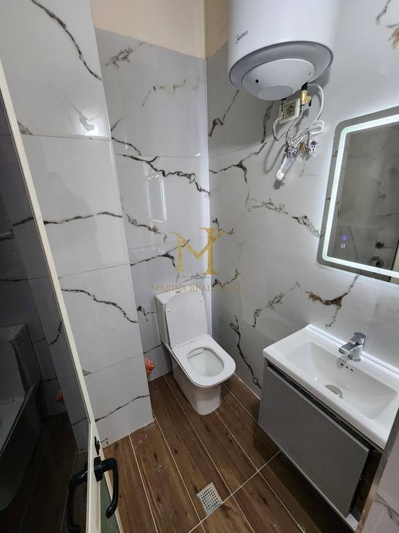 Shitet Garsoniere ne plazh Hekurudha !