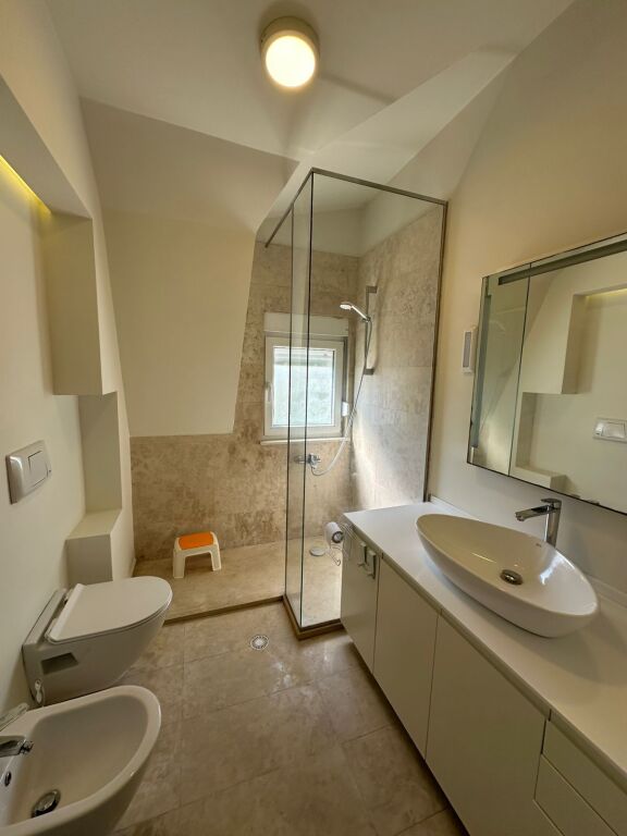 JEPET ME QIRA VILË 4-KATËSHE – White House, TEG