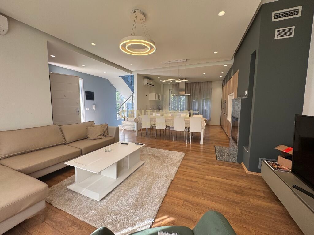 Vile luksoze per qira prane Teg