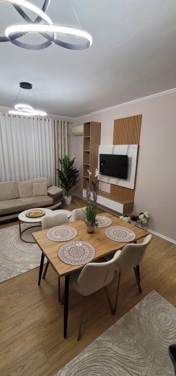 🏡 Qira apartament 2+1+2 📍 Kristal Center, Komuna e Parisit  🏢 Kati 4, me ashensor 📐 100 m² | ☀️ Jug-Lindje  🆕 I pabanuar më parë  💶 80,000 lek/muaj  