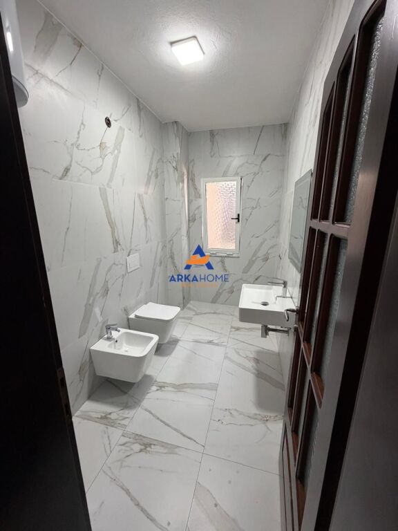 JEPET ME QERA ZYRE 179M2 "SHESHI WILLSON" 1800 EURO