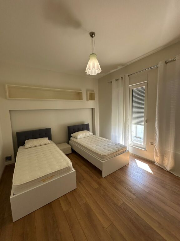 JEPET ME QIRA VILË 4-KATËSHE – White House, TEG