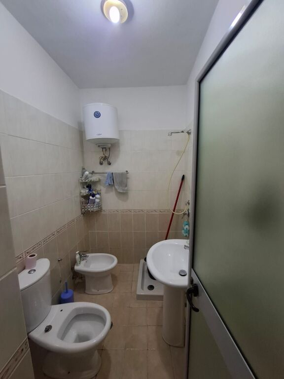 Shitet Apartament 1+1 Tek Shkembi i kavajes