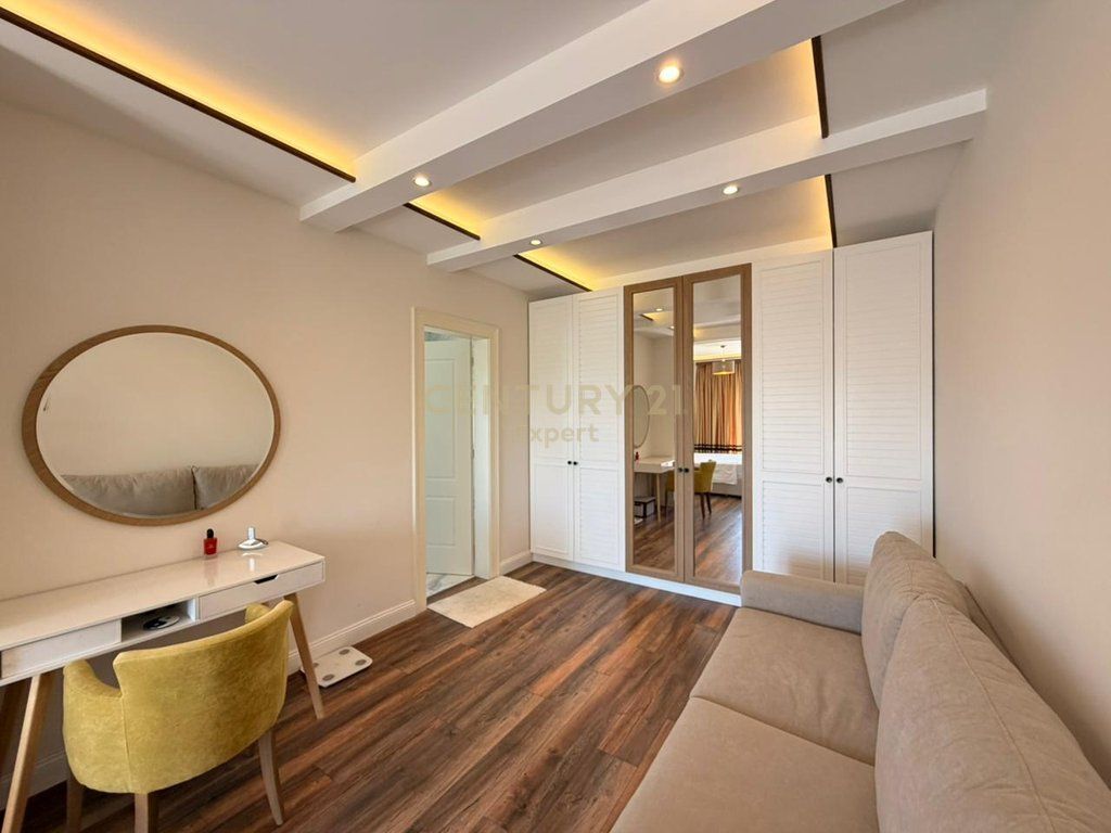 JEPET ME QIRA VILE LUKSOZE ME PAMJE PANORAMIKE NGA LIQENI I FARKES