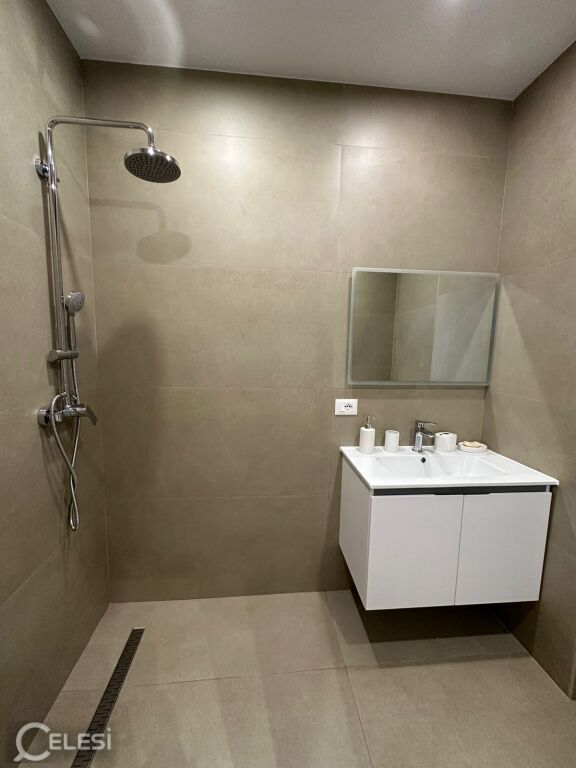 Jepet me qera Shtepi private kati 1 i nje vile 400 Mije leke