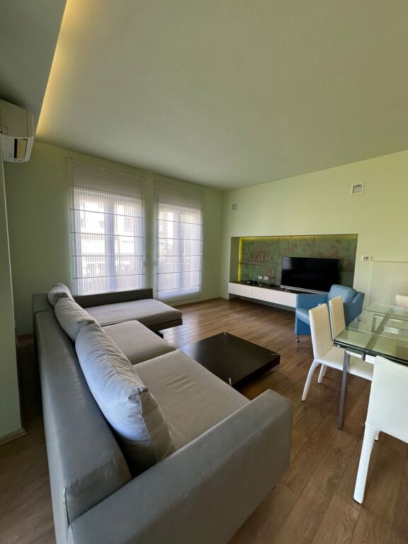 JEPET ME QIRA VILË 4-KATËSHE – White House, TEG