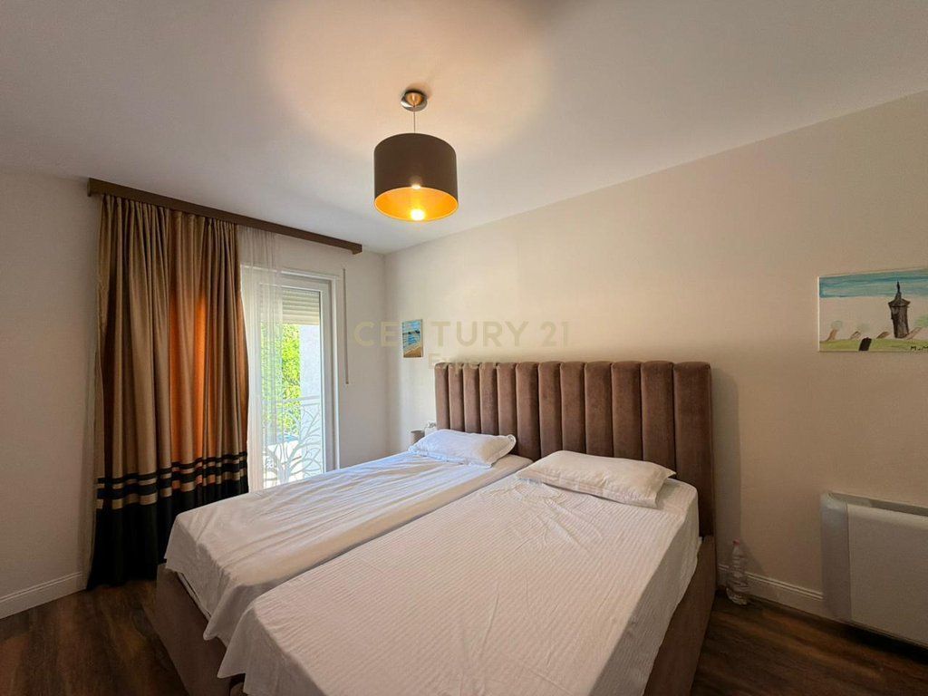 JEPET ME QIRA VILE LUKSOZE ME PAMJE PANORAMIKE NGA LIQENI I FARKES