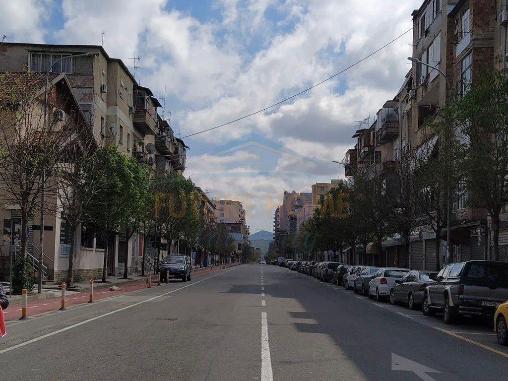 SHITET AMBIENT BIZNESI,RRUGA E BARRIKADAVE