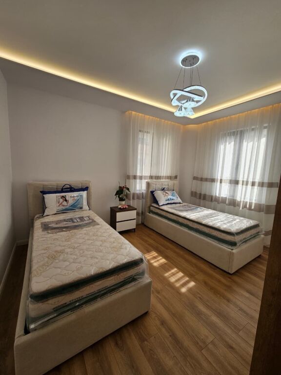 🏢 Shitet apartament 2+1+2 tek Pallati me Shigjeta, Tiranë!🏢