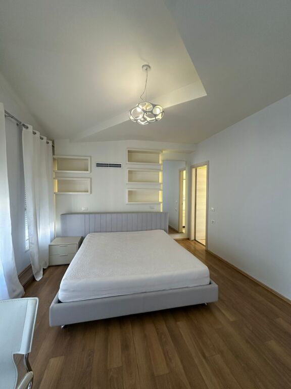 JEPET ME QIRA VILË 4-KATËSHE – White House, TEG