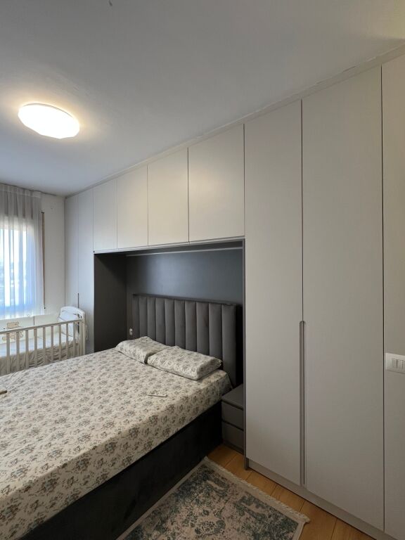 Jepet me Qera Apartament+Post Parkimi ne Rrugen 5 Maj.