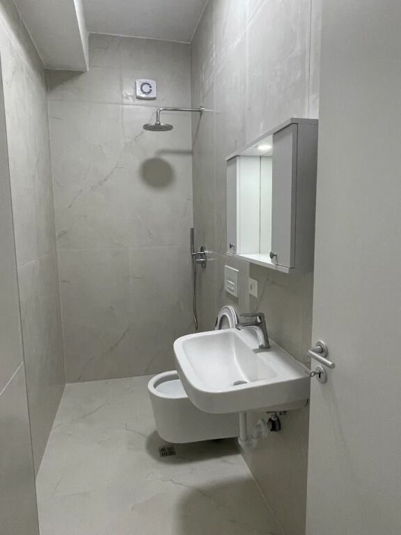 🏢Ne zonen e Ali Demit,Rezidenca Kadiu jepet me qera apartament 1+1,i sapo mobiluar.38,000Leke