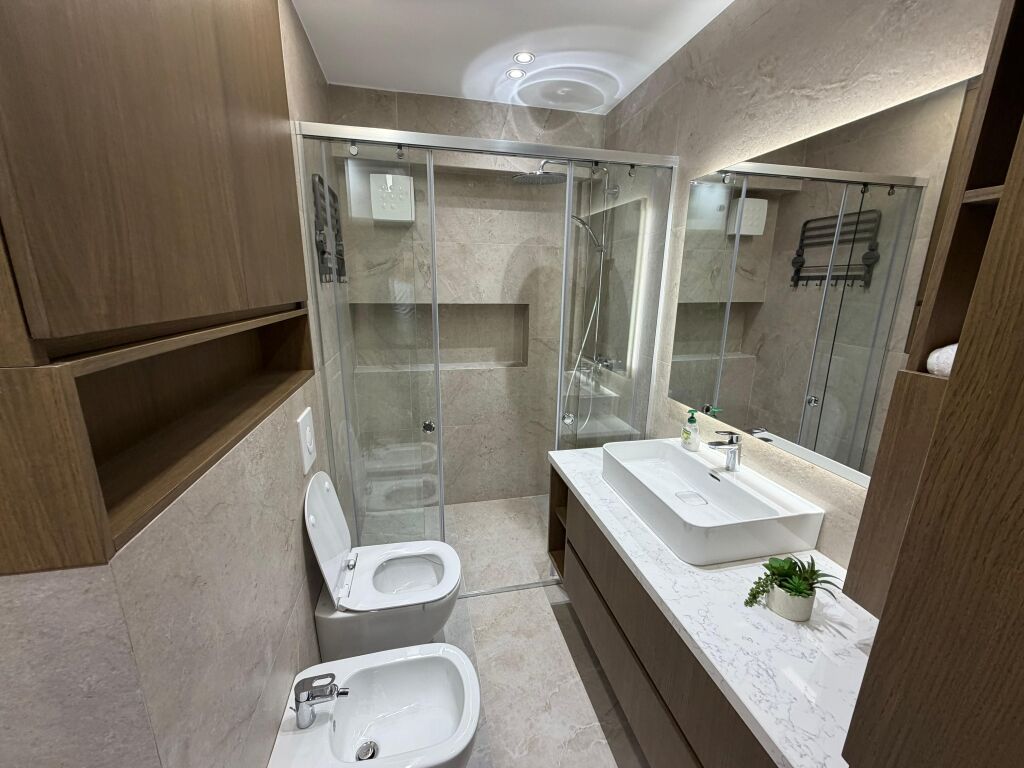 🏡 Jepet me qira apartament super luksoz 1+1 📍 Myslym Shyri, Rruga Him Kolli  🏢 Kati i 4, pallat bashkëkohor me ashensor 🛋️ Mobilim cilësor, luksoz dhe komod, i investuar në detaje 🔌 Pajisje elektro-shtëpiake të markave të fundit ❄️ I pajisur me çdo gjë ✨ Nuk i mungon asgjë – gati për banim  💶 Çmimi: 85,000 lek/muaj  