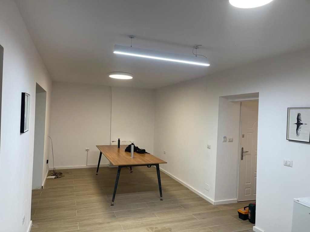 Disponojmë për qera, Ambient Biznesi, në rrugën "Asim Vokshi" përball Institutit "Harry T. Fultz"