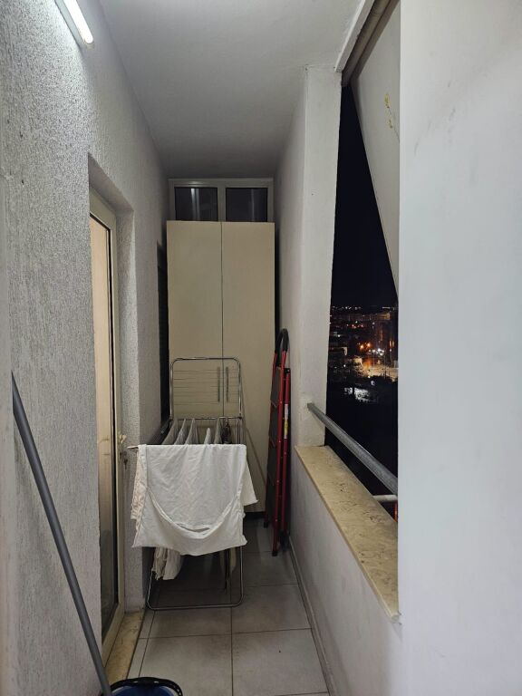 Shitet 1+1 mobiluar ashensor kat 7 hipoteke 120000 eu