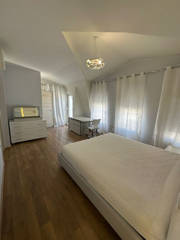 JEPET ME QIRA VILË 4-KATËSHE – White House, TEG