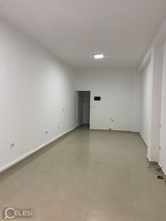 Jepet me qera ambjent biznesi i pershtatshem per cfardolloj biznesi 500 Mije leke