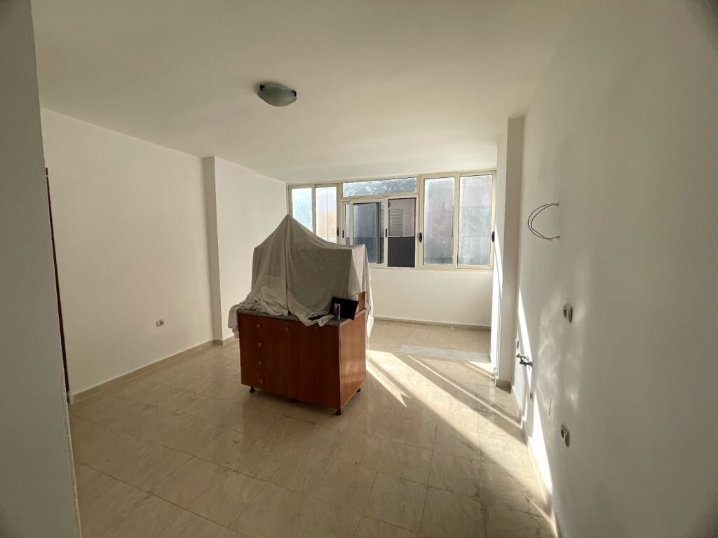 Shitet apartament 1+1