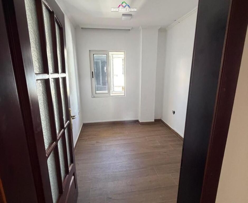 Ufficio In Affitto In Piazza Willson (ID BZ2926) Tirane