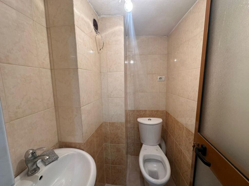 Business premises for rent in Yzberisht.