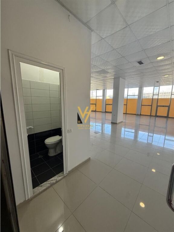 JEPET AMBIENT BIZNESI 220 M2 ME QERA NE PASKUQAN 75.000 LEKE