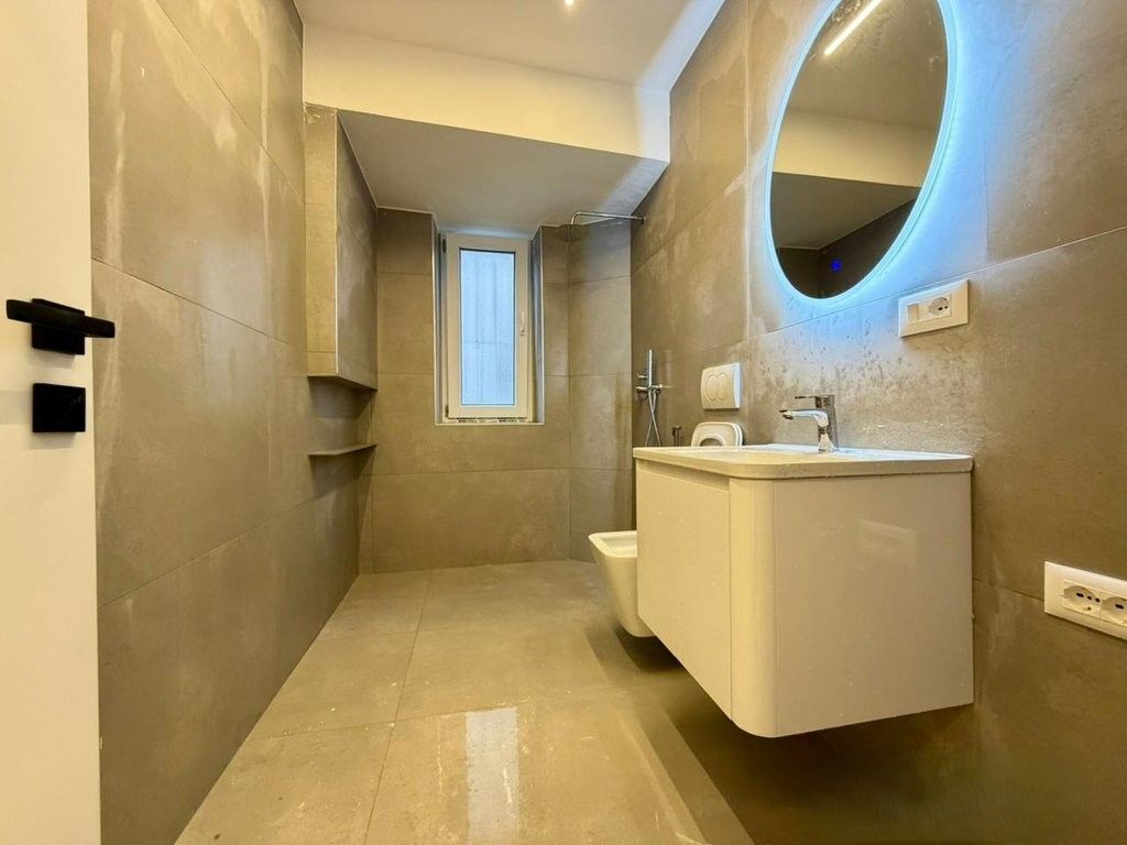 APARTAMENT 1+1 PER SHITJE PRANE PAZARIT TE RI!