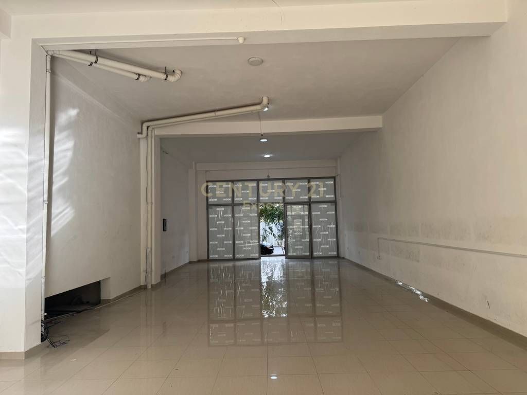 JEPET ME QIRA AMBIENT KOMERCIAL TEK KIKA NE KOMUNE TE PARISIT