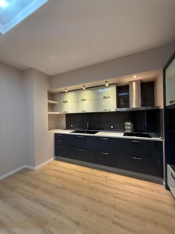 Shitet apartament 2+1 ne Xhamllik te Rezidenca "Colombo 2".