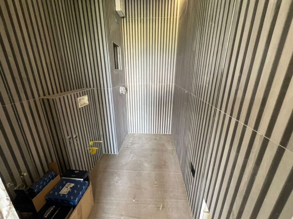 Jepet me Qira Apartament 2+1+2 + Post Parkimi 📍 Pranë Radisson Collection Morina Hotel Tirana – Liqeni i Thatë