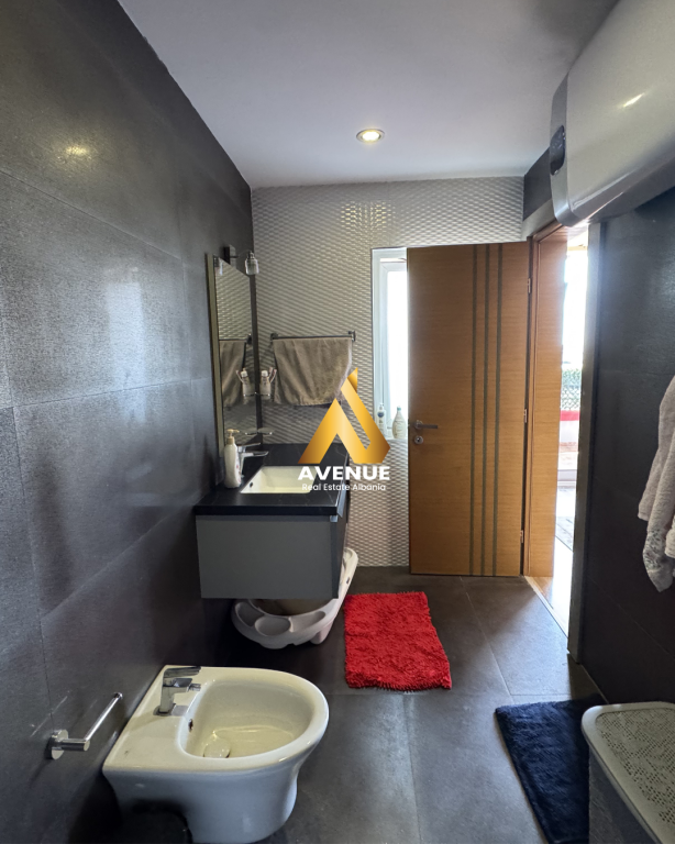 Shitet Apartament Luksoz 2+1+2 Banja+2 Ballkone Kodra e Diellit 1, Tiranë