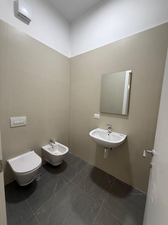 Jepet Ambient 2+1 me qera për zyra ose banim tek dilijorgji