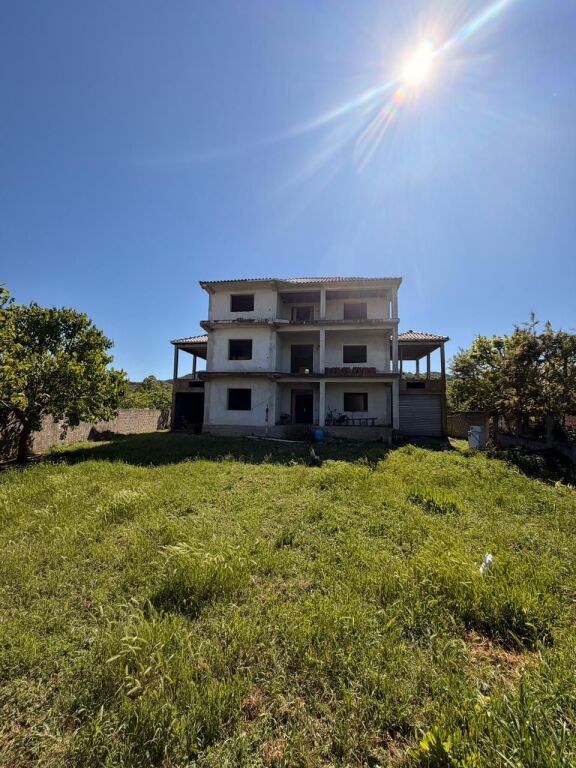 Shitet Ndërtesë 3-Katëshe – Spitallë, Durrës