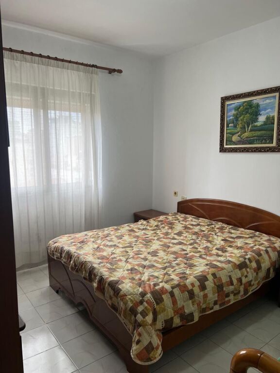 Jepet me qera- Apartament 1+1- Rruga E Elbasanit- Ambasada Amerikane-Tirane