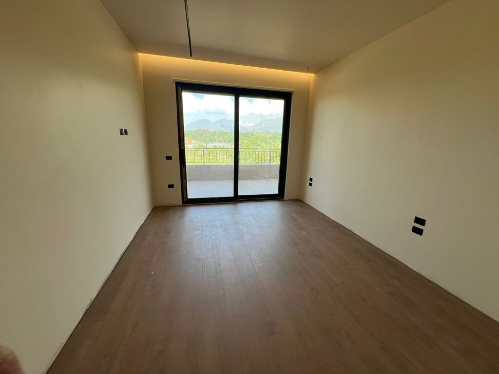 Jepet me Qira Apartament 2+1+2 + Post Parkimi 📍 Pranë Radisson Collection Morina Hotel Tirana – Liqeni i Thatë