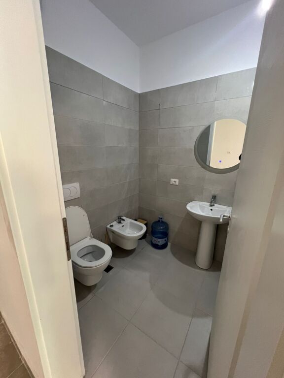 AMBIENT PER BIZNES 3+1 ME QERA