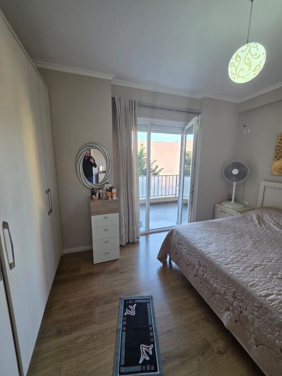 Shitet apartament 3+1 modern te Kompleksi Dinamo prane Liqenit te Tiranes