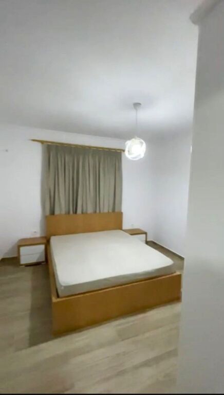 🏠Pas Qendres Glob,Rr.Deshmoret e Fekenit jepet me qera kati i I-re i nje vile 1+1,i mobiluar 500Euro